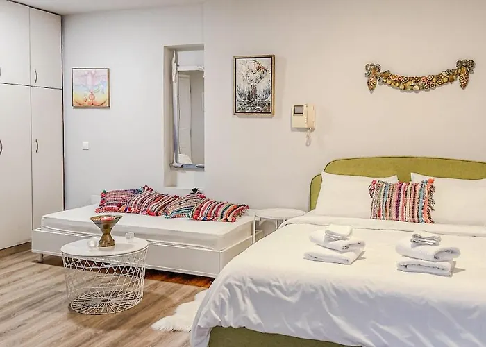 Cozy, Day-Light Studio By The Mall